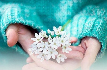 Этой весной мы предлагаем вам прекрасные добрые открытки от фонда «Свет в руках»