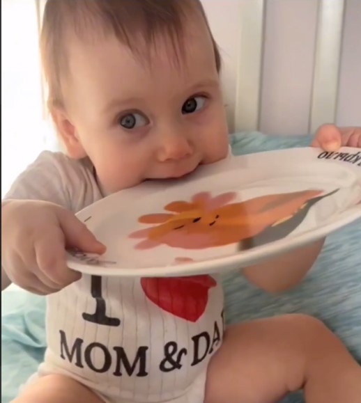 Маленькая Варя Иванова в гостях у фонда «Свет в руках»